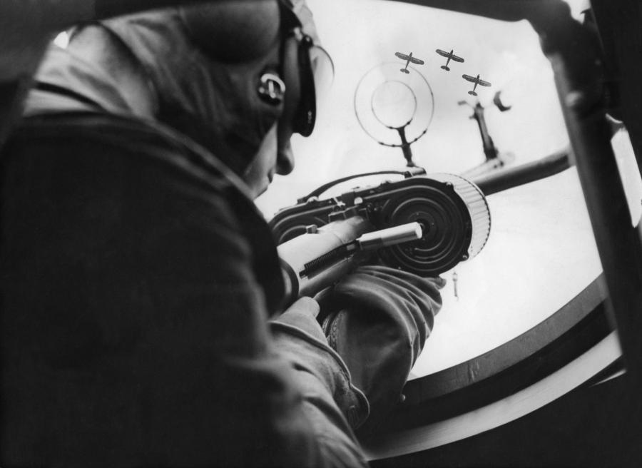 Willi Ruge. Aus der Serie Mit unseren Kampffliegern in der Luft. 1936. Ullstein Bild Collection/The Granger Collection, New York. © The Granger Collection Ltd