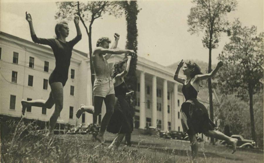 Black Mountain College: Sue Spayth (li) und  unbekannte Studierende vor der Lee Hall,  Blue Ridge Campus, um 1938 / Black  Mountain College: Sue Spayth (le) and  students in front of Lee Hall, Blue Ridge  Campus, around 1938  © Courtesy of Western Regional Archives,  States Archives of North Carolina