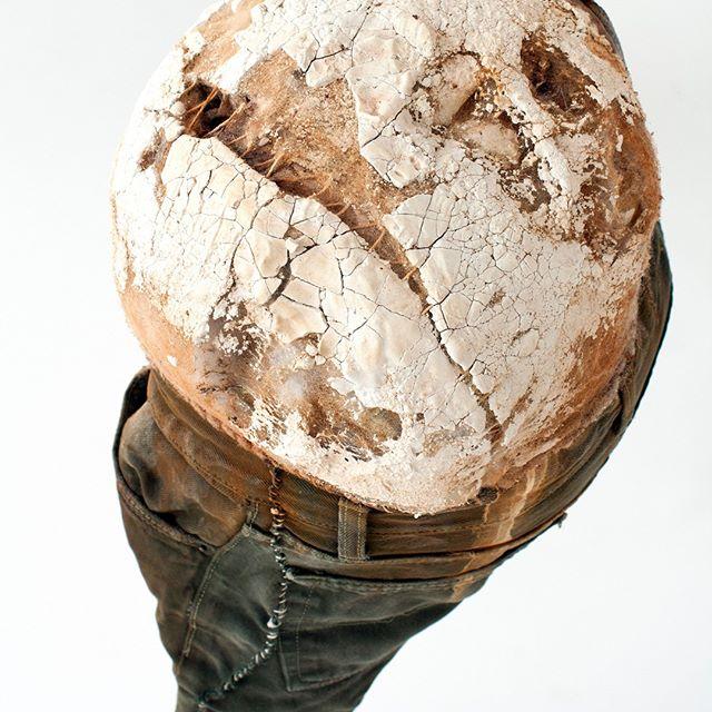 Karon Nilzén, detail from the series “Time Hurts the Place”, metal parts of a lounger, long-sleeved shirt, plaster, iron powder, candle wax, foam rubber, salt, 126x55x64cm, 2020.⠀⠀⠀