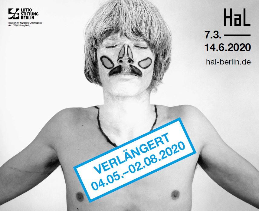 Timm Ulrichs „Die weißen Flecken meiner Körper-Landschaft. Kenn-Zeichnung der mir niemals direkt sichtbaren Bereiche meines Körpers“, 1968 2 Schwarzweiß-Fotografien © Timm Ulrichs, VG Bild-Kunst Bonn