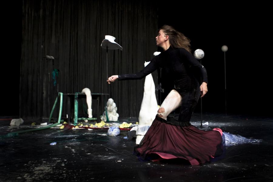 Miet Warlop, Dragging the Bone Foto: Reinout Hiel * im Rahmen der aktuellen Berichterstattung zur Berlin Art Week 2017