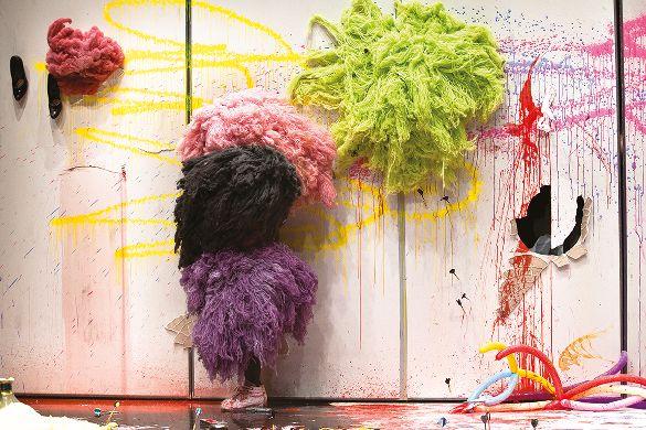 Miet Warlop, Mystery Magnet Foto: Reinout Hiel * im Rahmen der aktuellen Berichterstattung zur Berlin Art Week 2017