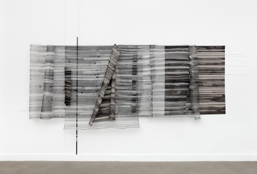 Harriet Groß, Interfernez II, 2023, Raumzeichnung mit Metallgaze, Acryl, Draht, Metallstange. Größe variabel, ca 355 x 420 cm Harriet Groß, Interfernez II, 2023, Raumzeichnung mit Metallgaze, Acryl, Draht, Metallstange. Größe variabel, ca 355 x 420 cm