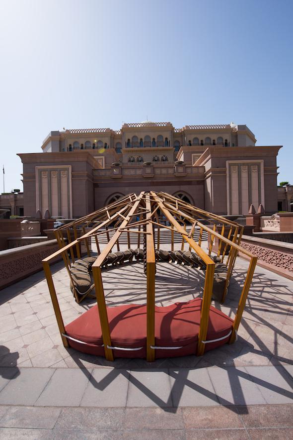 Khalid Shafar, DER NOMADE, 2015, Afrikanisches Teakholz, 500 x 600 x 280 cm. Mit Unterstützung des Dubai Design District (d3) und des Abu Dhabi Festivals. Mit freundlicher Genehmigung des Designers @khalidshafar