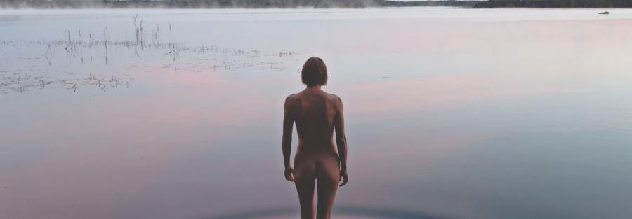  Werkabbildung: Elina Brotherus, The Black Bay Sequence, 2010, HD video, 16:9, ohne Ton, Filmstill, 60’12“. Courtesy of the artist and Gallery Taik Persons