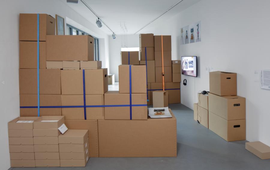 installation view Die Decke hat Ein Loch