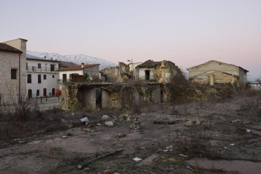 Credit: Göran Gnaudschun, Blick über Ruinen zur Piazza Umberto, Onna, 2019 Credit: Göran Gnaudschun, Blick über Ruinen zur Piazza Umberto, Onna, 2019