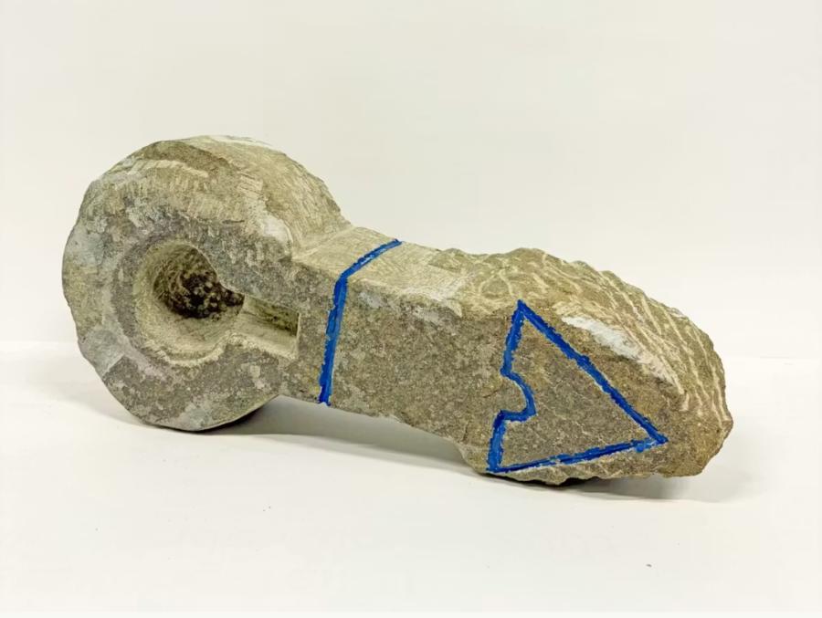 Adochi, Untitled (Fragment), 1986, Sandstone, 42 x 18 x 10 cm. Courtesy Galerie Nothelfer