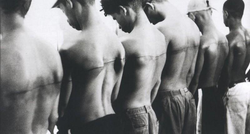 Santiago Sierra, “250 cm line tattooed on 6 paid people«”Havana, Cuba, 1999 (Video-Still)