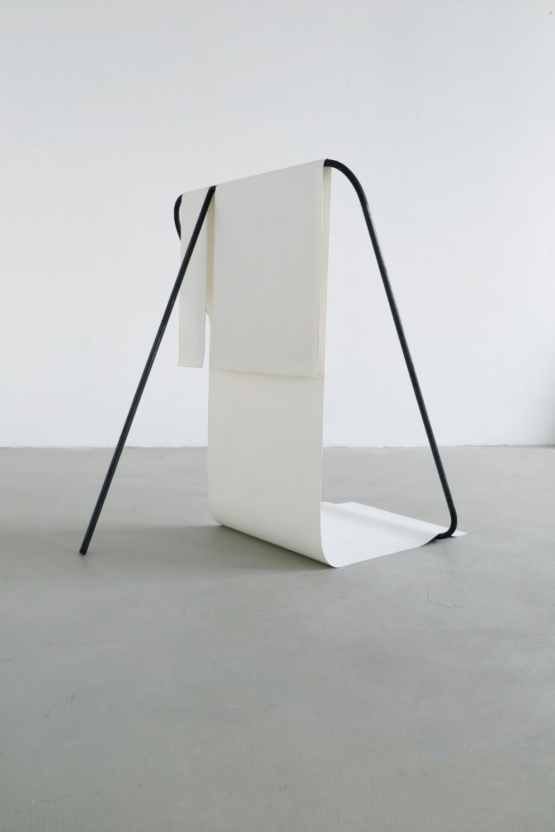Stef Heidhues Untitled (frames. twin. white), 2020 steel, silicone mat 82 x 69 x 82 cm courtesy Galerie EIGEN + ART Leipzig/Berlin Stef Heidhues Untitled (frames. twin. white), 2020 steel, silicone mat 82 x 69 x 82 cm courtesy Galerie EIGEN + ART Leipzig/Berlin