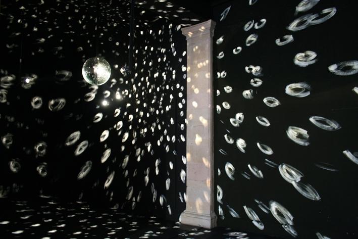 Tom Früchtle, nightprowler, 2004 / 2009, Acrylfarbe auf Wand, Boden und Decke, Spiegelkugel, Punktstrahler