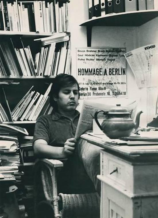 René Block im Büro mit Plakat Hommage à Berlin, 1969, Foto: KP Brehmer / KP Brehmer Nachlass, Berlin