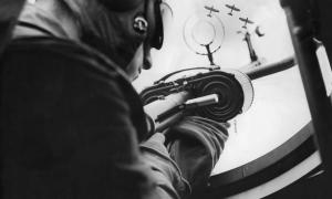 Willi Ruge. Aus der Serie Mit unseren Kampffliegern in der Luft. 1936. Ullstein Bild Collection/The Granger Collection, New York. © The Granger Collection Ltd