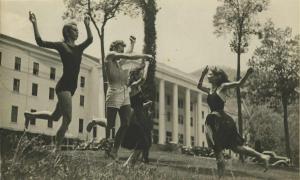 Black Mountain College: Sue Spayth (li) und  unbekannte Studierende vor der Lee Hall,  Blue Ridge Campus, um 1938 / Black  Mountain College: Sue Spayth (le) and  students in front of Lee Hall, Blue Ridge  Campus, around 1938  © Courtesy of Western Regional Archives,  States Archives of North Carolina