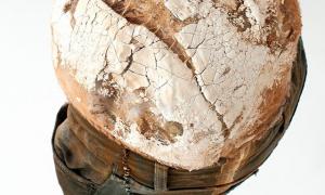 Karon Nilzén, detail from the series “Time Hurts the Place”, metal parts of a lounger, long-sleeved shirt, plaster, iron powder, candle wax, foam rubber, salt, 126x55x64cm, 2020.⠀⠀⠀