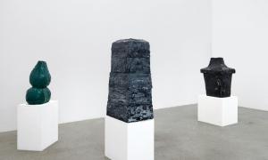 Clemens Krauss, Aus der Serie „Protagonists“, Ölfarbe, Podeste, 2020 (Foto: B. Borchardt)