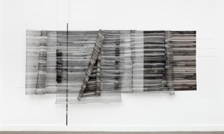 Harriet Groß, Interfernez II, 2023, Raumzeichnung mit Metallgaze, Acryl, Draht, Metallstange. Größe variabel, ca 355 x 420 cm