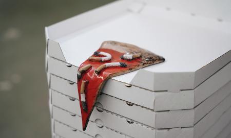 © Justina Los | Pizza Nikotina, 2022, Detail/Studiogalerie Haus am Lützowplatz | Foto: Peggy Schoenegge