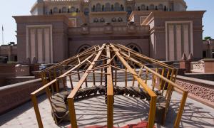 Khalid Shafar, DER NOMADE, 2015, Afrikanisches Teakholz, 500 x 600 x 280 cm. Mit Unterstützung des Dubai Design District (d3) und des Abu Dhabi Festivals. Mit freundlicher Genehmigung des Designers @khalidshafar