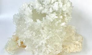 Luz Peuscovich, "Cocoon", crystal produced by the artist, 30 x 40 x 25 cm, 2021