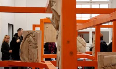 installation view Cornelia Herfurtner‘s solo exhibition Von Luftmatratzen, Stroh und anderen Waffen (22.4.-3.6.23)