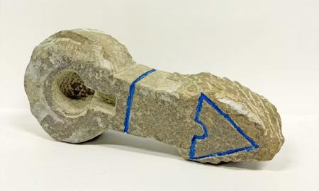 Adochi, Untitled (Fragment), 1986, Sandstone, 42 x 18 x 10 cm. Courtesy Galerie Nothelfer